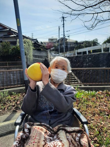 【動くに自信を】天気の良い日はお外で過ごしてます。キャッチボールで体を動かして気分爽快です。