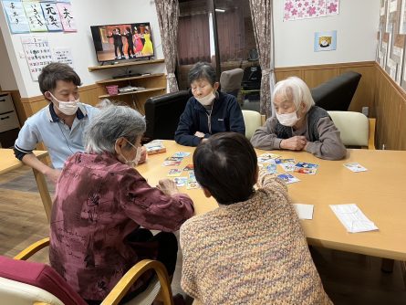 読み手を交代ながら、カルタに集中！！