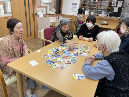 良花居で人気のカルタ。順番で読んで頂きます。