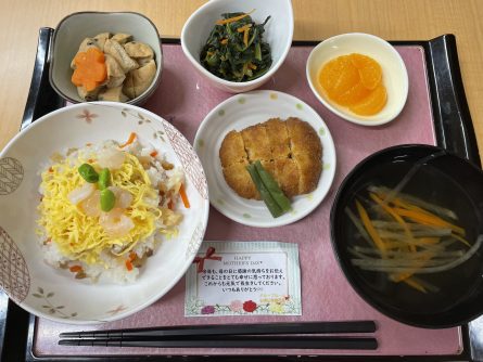 いきいき自慢のお昼ごはん✨ちらし寿司にコロッケでお腹いっぱいになりました(^▽^)/