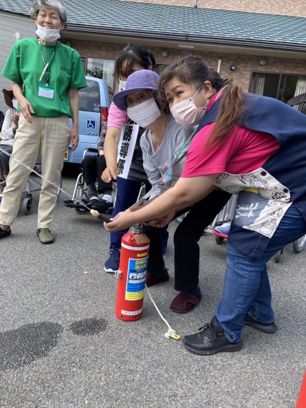 実際に水消火器を使って訓練しました。