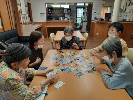 こちらも久しぶりのカルタに大盛り上がり！！