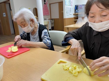 じゃが芋を小さく切ります。