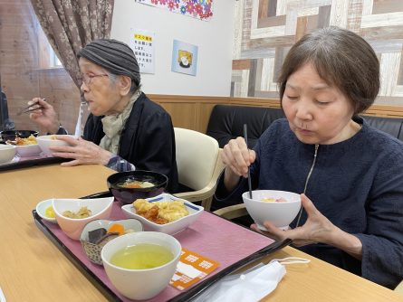 本日は敬老の日メニューでちらし寿司と天婦羅の盛り合わせでした。