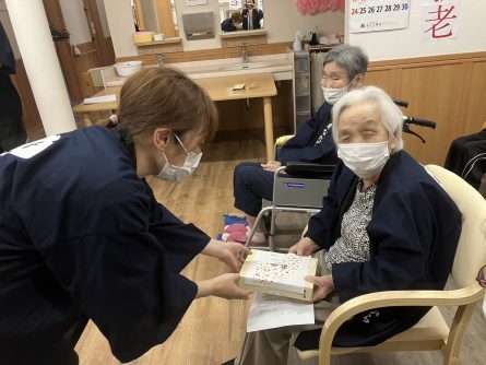 年長者の代表で、自治区よりお菓子を頂きました。