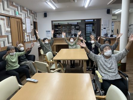 こちらも日課となっている昼食と夕食前の体操です。