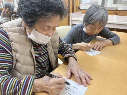 いつもお世話になっているご家族様に年賀状を書きました。