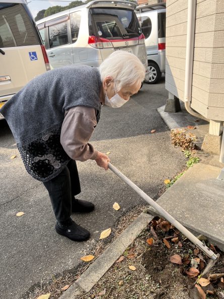 花壇の土を鍬で耕して・・・