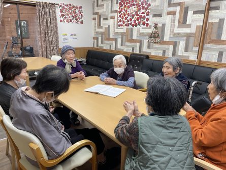 民謡・流行歌・・等、歌を唄います。昔のお話に花が咲きます♪