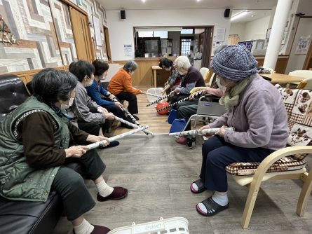 良花居で人気の棒サッカー。新聞紙で作った棒がすぐに折れてしまうので補強しました。