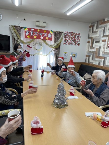 おやつはケーキとジュースでみんなで乾杯♪♪