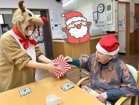 わくわくドキドキのビンゴ大会！！職員もサンタとトナカイに扮しております。