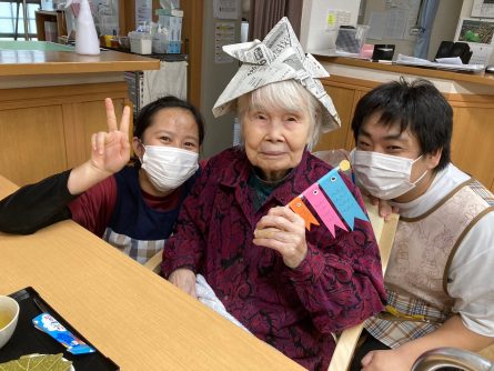 子供の日はお孫さんのような職員と一緒に記念撮影。